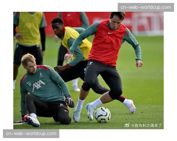 特写：伤愈复出的基耶萨在训练场上加练射门